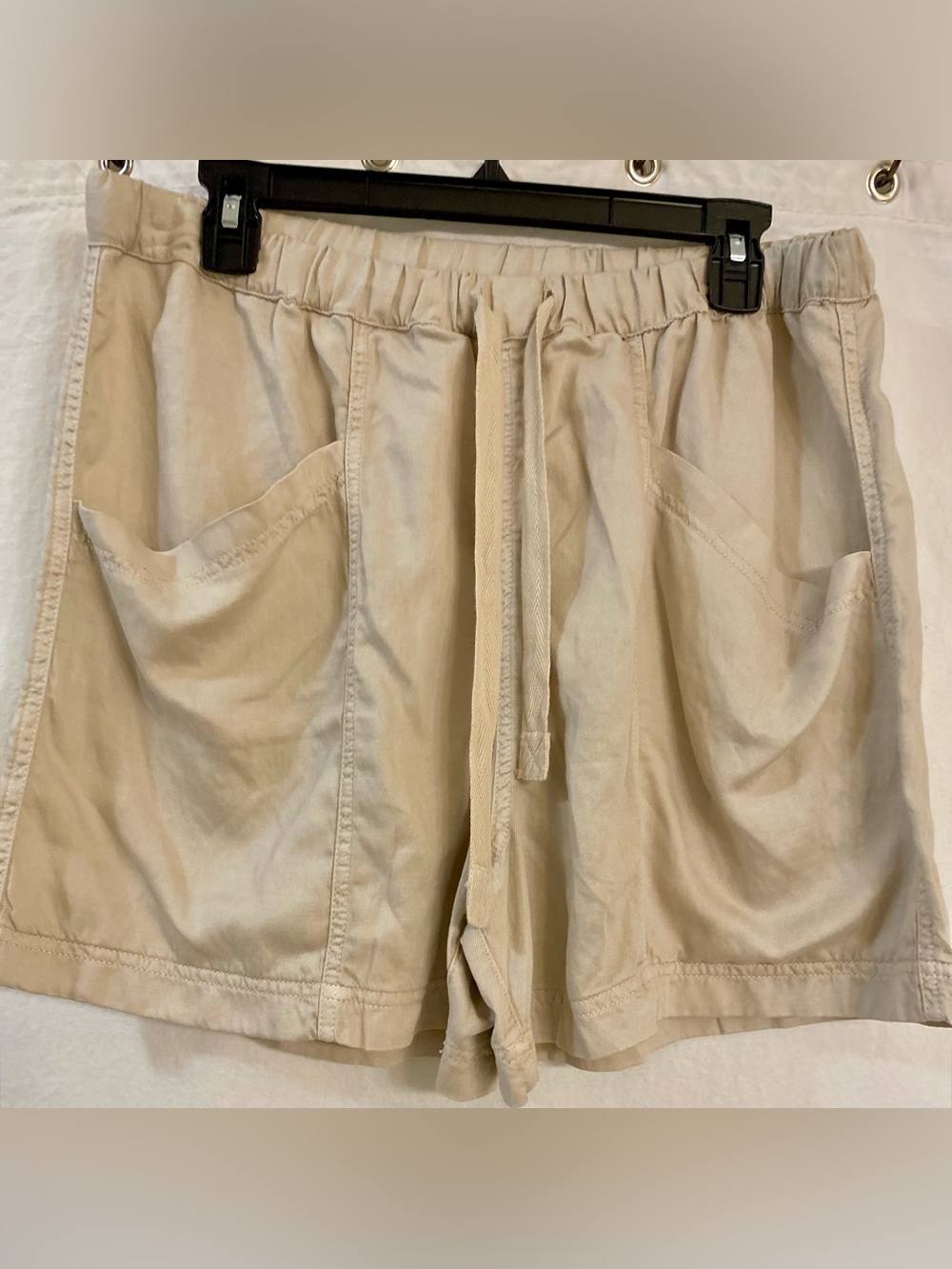 Faharty CackyDrawstring Shorts, deep pockets. Size Large and loose fitting. NWT